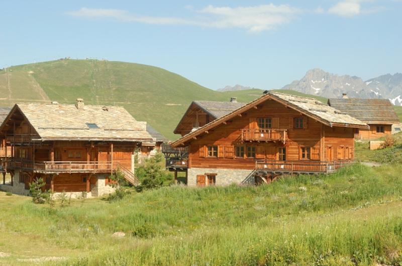 Madame Vacances Les Chalets De L'Altiport Alpe d'Huez Exterior photo